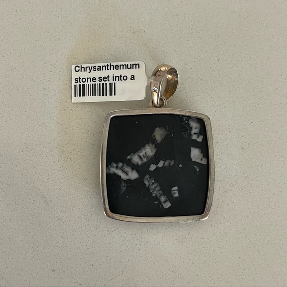 Unisex One of A Kind Chrysanthemum stone Pendant. - Picture 5 of 9